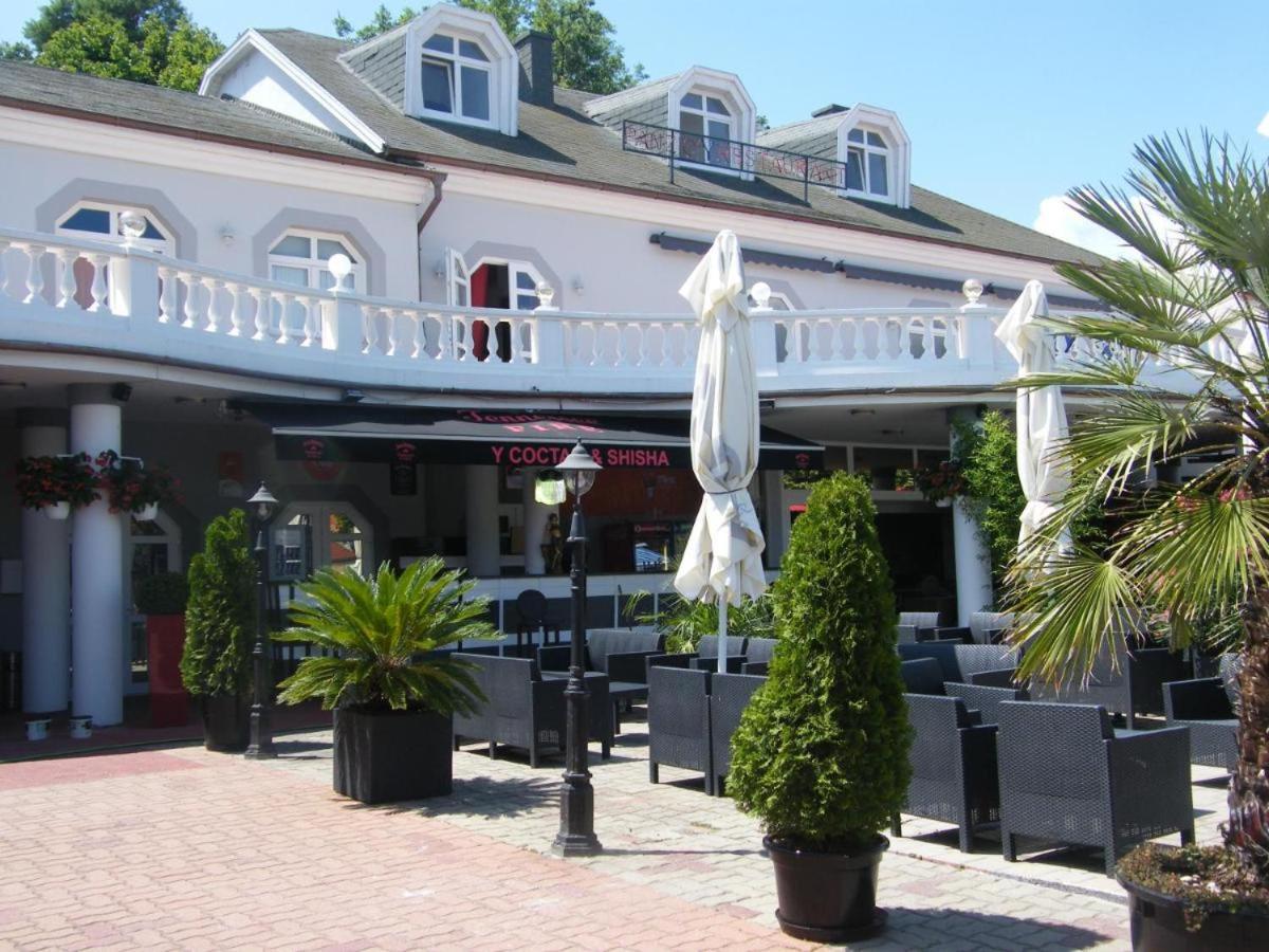 Y Hostel Балатонлелле Экстерьер фото
